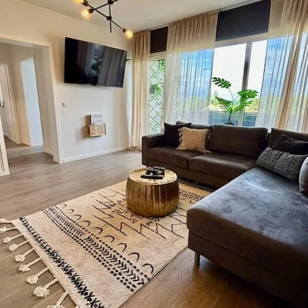 SuperSuite Boho 2Bdr Apartment Balkon Aufzug，位于赫恩的酒店
