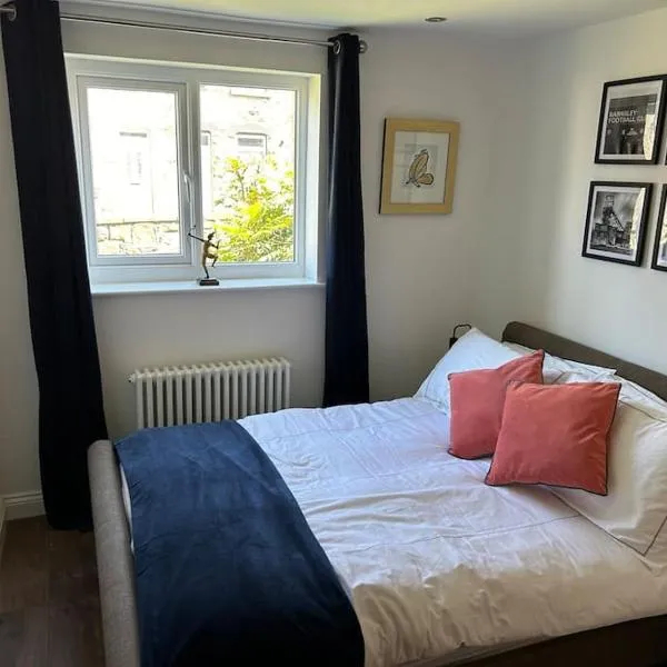 Best rated in Barnsley- apartment sleeps 4 & 5 minute walk to town centre，位于佩尼斯通的酒店