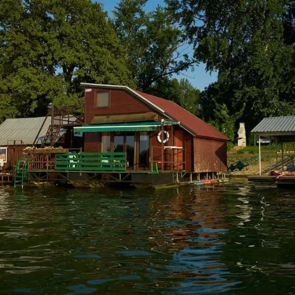 Homey house boat, great location，位于Ada Ciganlija的酒店