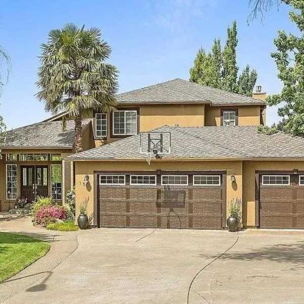 Chef's Kitchen Pool Bright, Spacious 4 Bed，位于梅德福的酒店