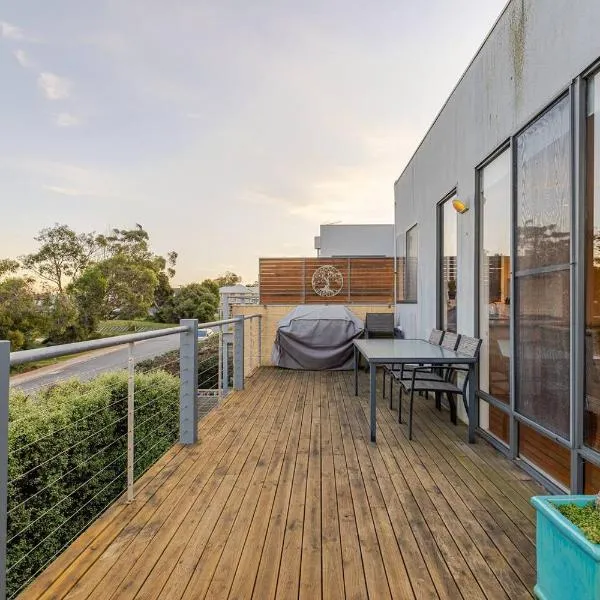 Two Story, Torquay Holiday Home with Large Balcony，位于托基的酒店