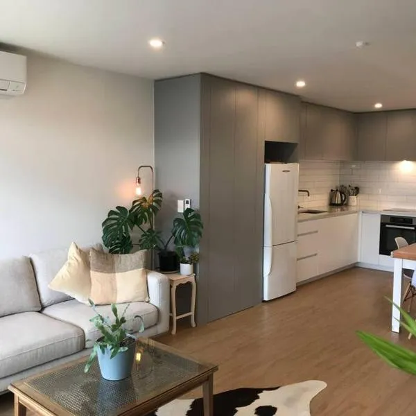 Modern Mangere Town House，位于奥克兰的酒店