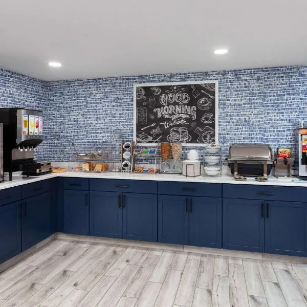 AmericInn by Wyndham Eagle River Downtown，位于伊格尔里弗的酒店