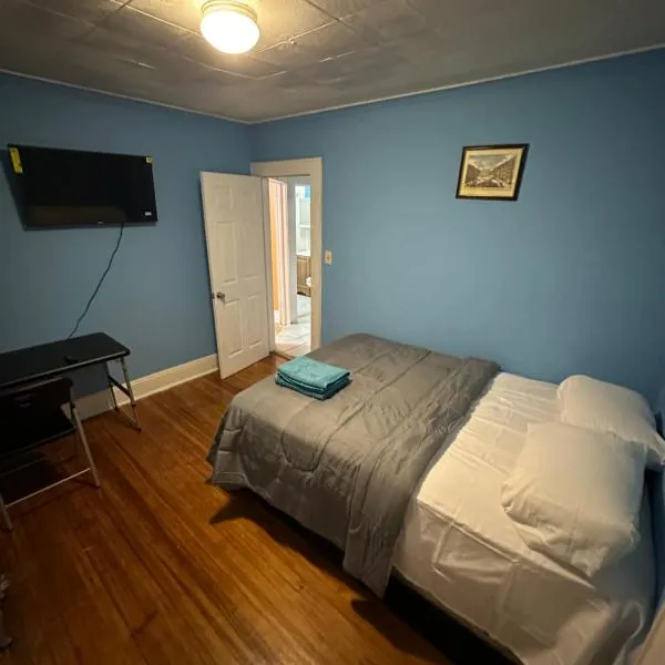 Fidelia Emerald Room Queen Bed within minutes of Newark Liberty International Airport and Newark Penn Station，位于欧文顿的酒店