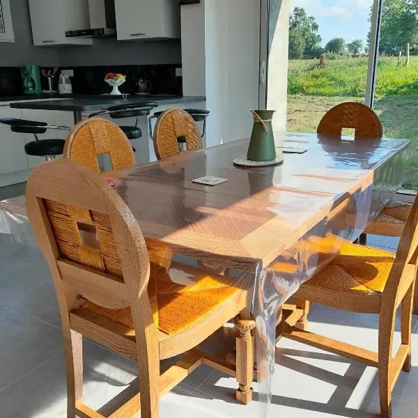Maison proche plages du débarquement，位于Bernesq的酒店