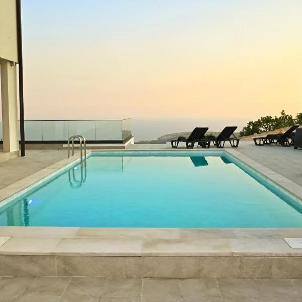Villa Panorama - autumn luxury villa - heated pool and jacuzzi，位于Ivanica的酒店