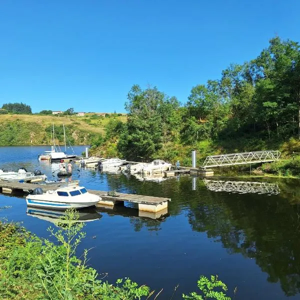 Maison de village médiéval surplombant les méandres de la loire，位于罗阿纳的酒店