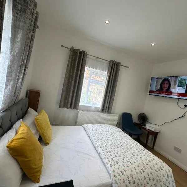 Luxury Ensuite 2nd Studio Flat With Great Views in Keedonwood Road With Fully Own Bathroom Newly Added And Private Kitchenette，位于布罗姆利的酒店