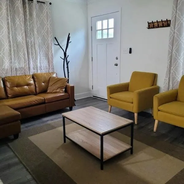 Renovated 2 Bed Walltown Home Walk To Duke! A，位于达拉姆的酒店