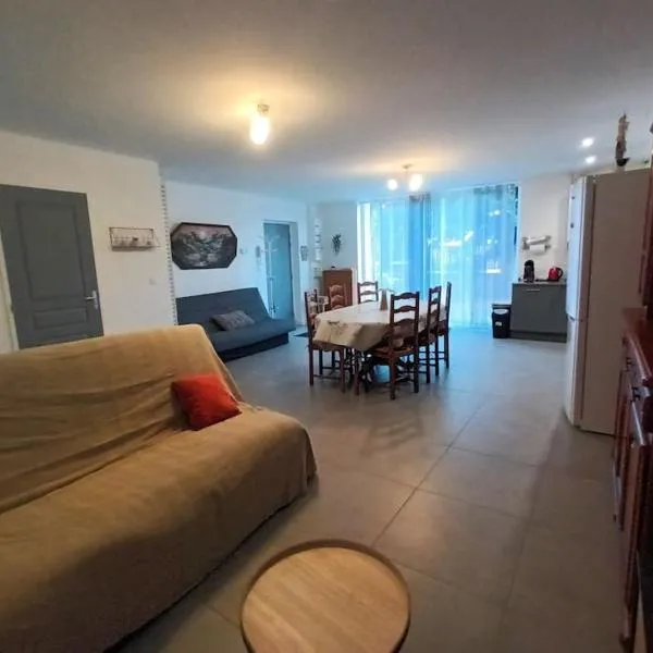 Appartement en rez-de-chaussée，位于Fourchambault的酒店