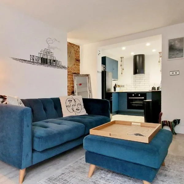 Molly Marine - Bespoke 2 Bedroom Courtyard Apartment - 1 Minute From Brighton Pier,位于布莱顿霍夫的酒店