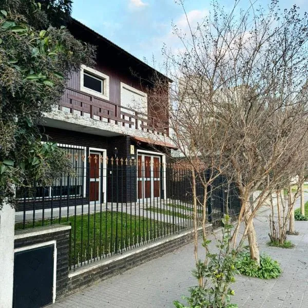 Casa Zona Residencial , pileta, garage doble y quincho con parrilla，位于阿苏尔的酒店