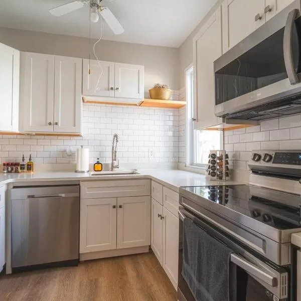Charming 4 BDR - Walk to Downtown & Free parking!，位于塞伦的酒店