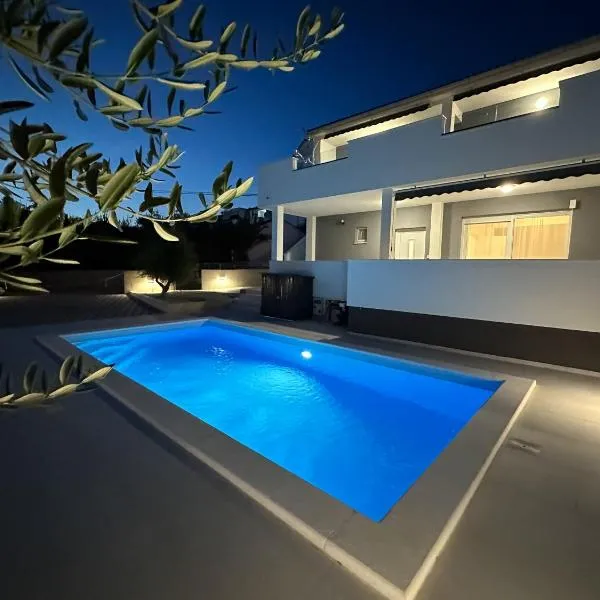 Lux Apartments Villa Navalia，位于诺瓦利娅的酒店