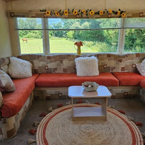 Quiet Equestrian Retreat - Sleeps 4，位于Trusthorpe的酒店