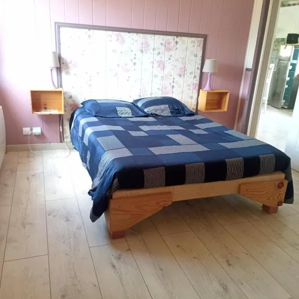 Petite maison toute équipée, au calme entre la mer et la campagne，位于Fresney-le-Puceux的酒店