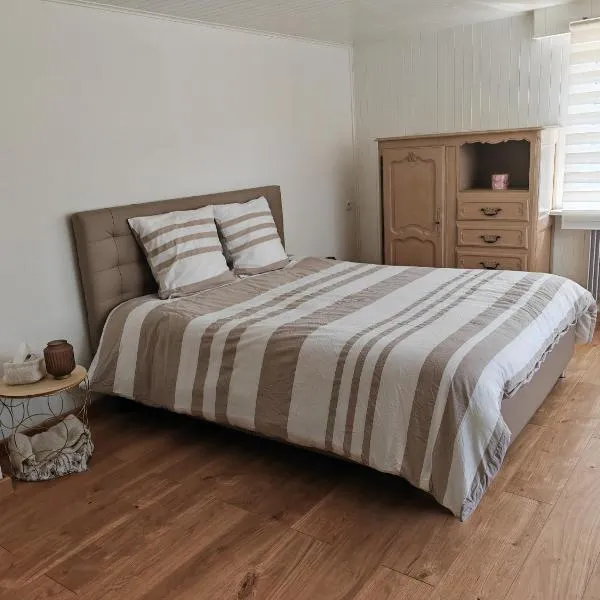 Appartement " Le Chardonneret "，位于伊斯内姆的酒店