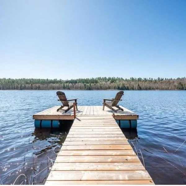Escape to Corry Lake Cottage，位于Chalk River的酒店