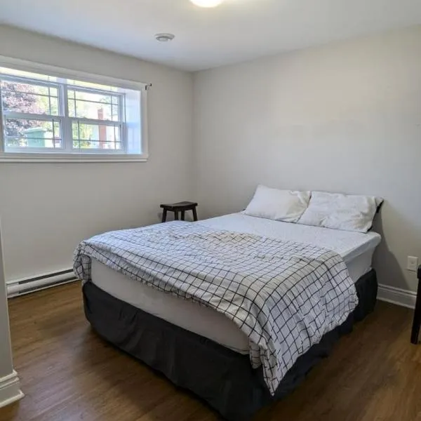 Cozy Basement rooms 2 bedroom 2 queen beds home stay in halifax Nova Scotia，位于Timberlea的酒店