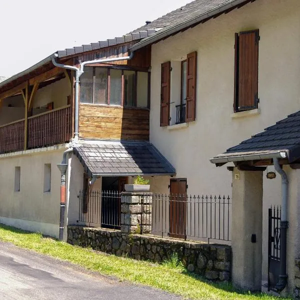 Gîte 4 personnes vue sur le lac des graves - Vallée de la Jordanne,Aurillac,Cantal,Auvergne，位于拉塞勒的酒店