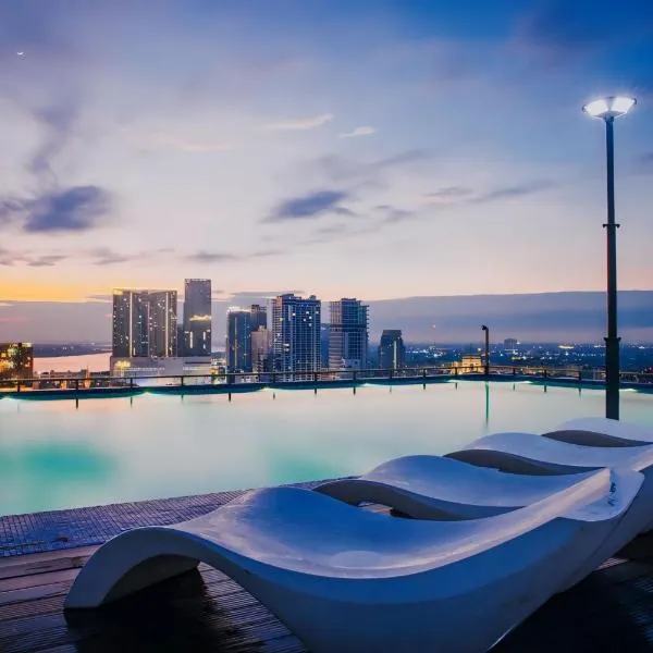 Hotel Serviced Condo Unique Infinity Pool with Mekong River View，位于金边的酒店