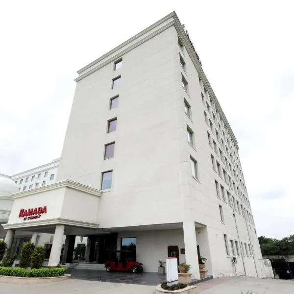 Ramada by Wyndham Lucknow Hotel and Convention Center，位于勒克瑙的酒店