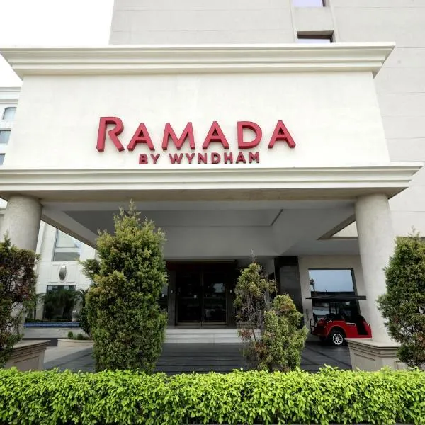 Ramada by Wyndham Lucknow Hotel and Convention Center，位于Saraiyān的酒店