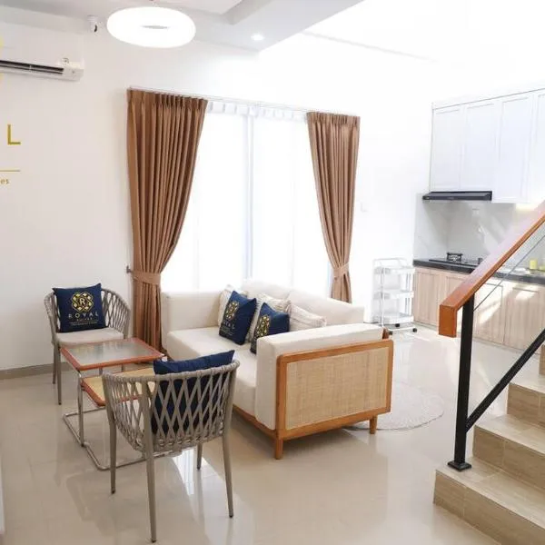 Royal Suites Home Villa 3BR with Private Pool - C9，位于巴淡岛中心的酒店