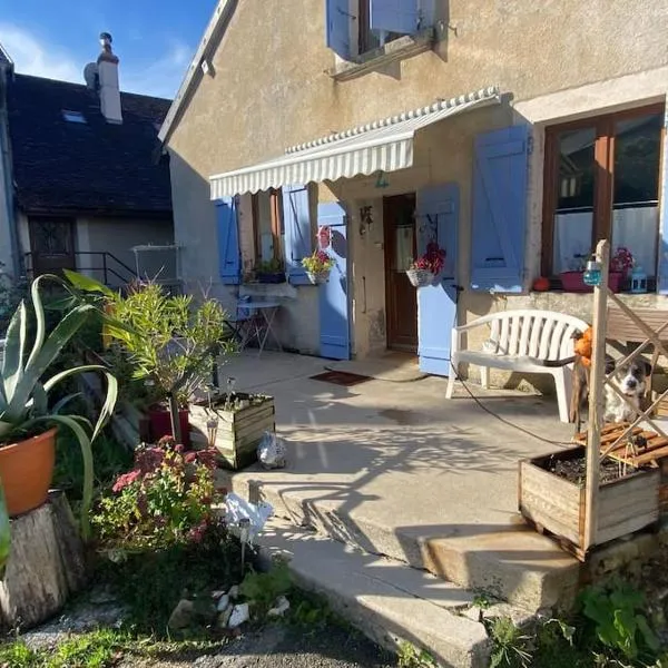 Maison avec terrasse avec vue sur la Reculée，位于Les Planches-près-Arbois的酒店