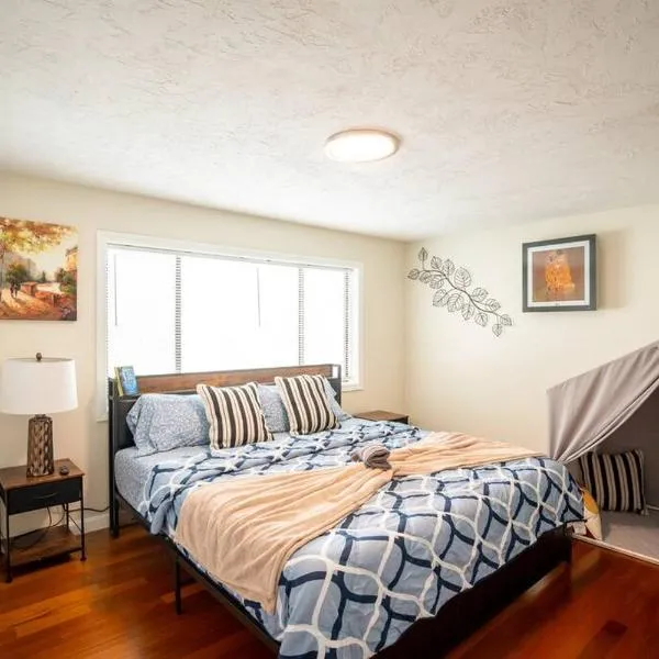 Spacious 5BR & 2BA House w Bathtub, Laundry, Kitchen near Stone Zoo 597，位于梅德福的酒店