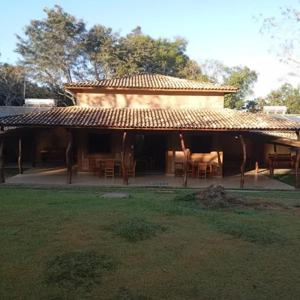 Pousada e Camping Claro Casa de Pedra de Delfinópolis -MG，位于德尔菲诺波利斯的酒店
