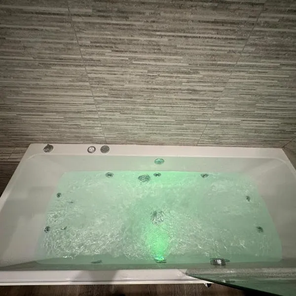 Southgate Luxury Apartments-Jaquzzi Bath-Private Parking- 2 Min M62，位于Elland的酒店