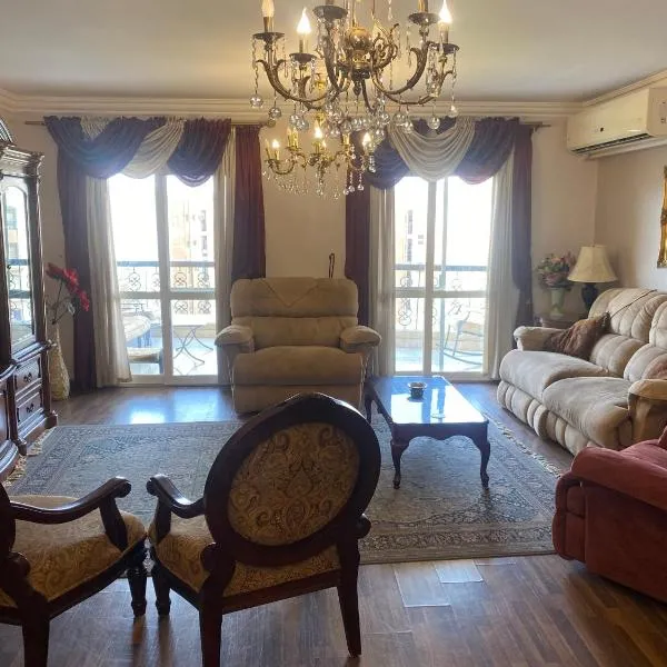 Elegant and Spacious Luxury Apartment in Al Rehab gated community, New Cairo，位于开罗的酒店