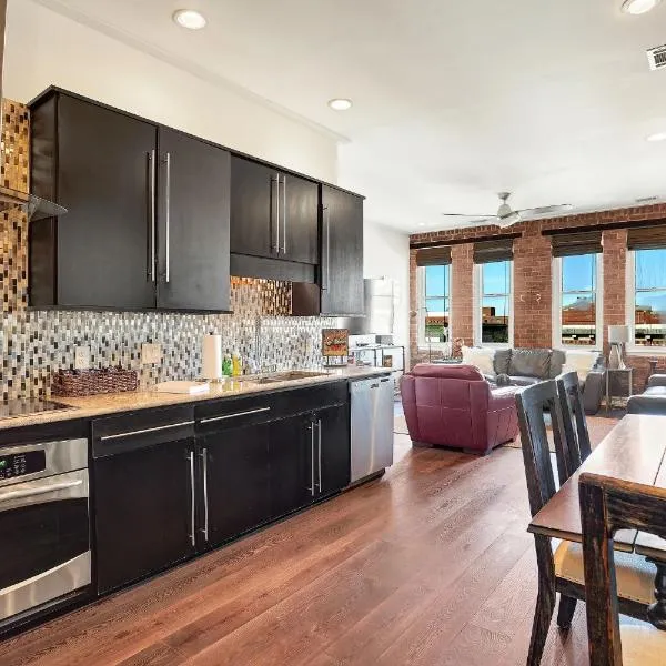 Corner View Broughton St Condo with Elevator and Reserved Parking，位于萨凡纳的酒店