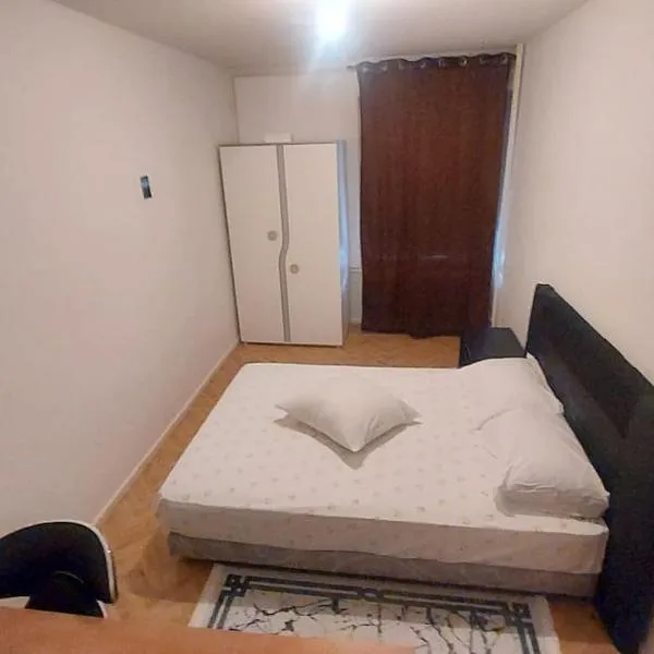 Chambre privée dans un appartement en collocation，位于隆河省的酒店