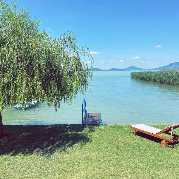 BALATON A KERTBEN - Beachfront houses with beautiful view, private beach，位于鲍洛通费尼韦什的酒店