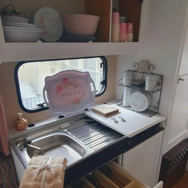 übernachtung in unserem Wohnwagen，位于Gračac的酒店