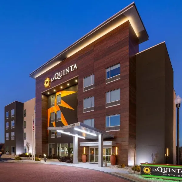 La Quinta Inn & Suites by Wyndham Locust Grove，位于洛克斯特格罗夫的酒店