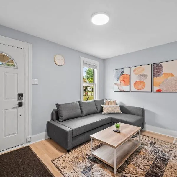 Slick&Spacious 2 Bdr Apt Natrona Hts，位于Natrona Heights的酒店