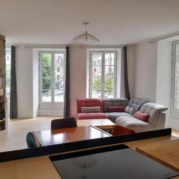 Appartement 75m2 plein centre face a la mairie，位于Taulé的酒店