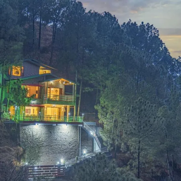 The Rajmahal Retreat I 3 Bedrooms Entire Villa I Nature Treks & Mountains View I Bonfire I Kasauli By Exotic Stays，位于卡绍利的酒店