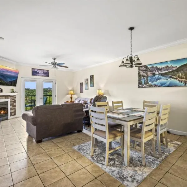 Smoky Mountain View Condo- Hot Tub, Indoor Pool, Walking Path, Playground，位于鸽子谷的酒店