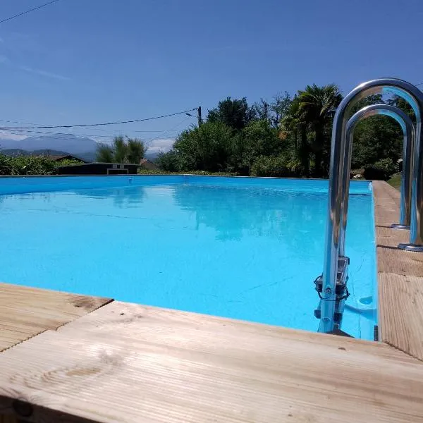 Pyrenees Vue Gite - Vues Fantastique, Parking Gratuit Sur Place & Piscine，位于圣戈当的酒店