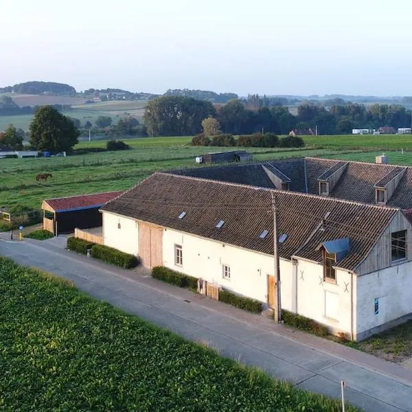 Square Shaped Farmhouse from 1713，位于Nieuwenhove的酒店