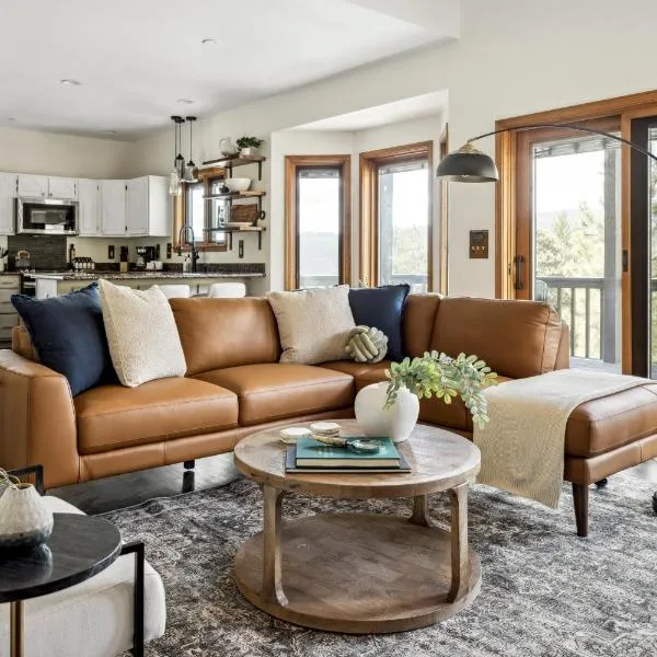 Hot Tub - Scenic Views - Spacious Deck - Game Room，位于埃弗格林的酒店