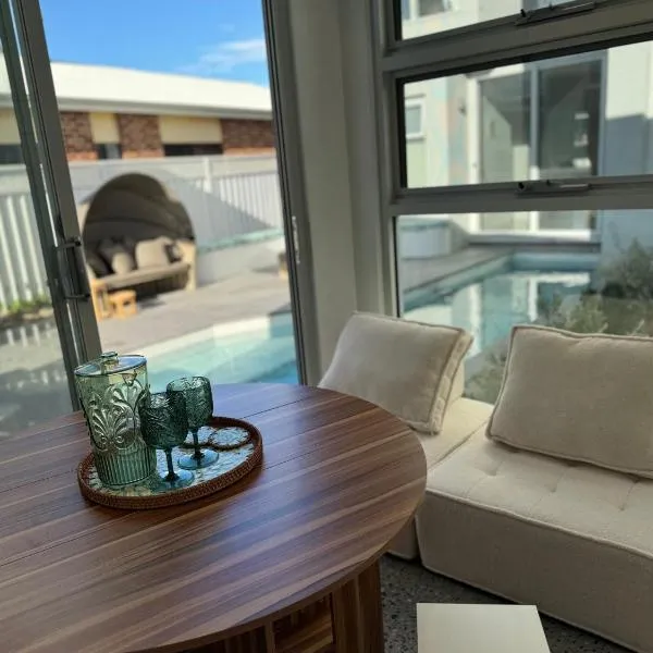Rom Baros Tiny Beach House，位于蚬壳港的酒店