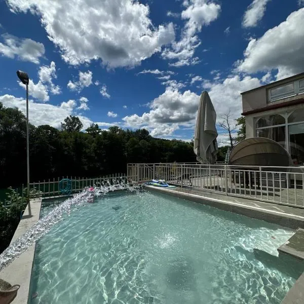 Villa Ibrahimagic with Pool and River Privat Beach Only Advance Payment，位于Bosanski Novi的酒店