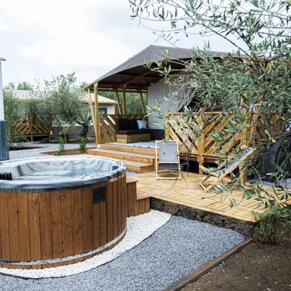 Koru Etna Glamping - lodge con vasca idromassaggio privata，位于拉加尔纳的酒店