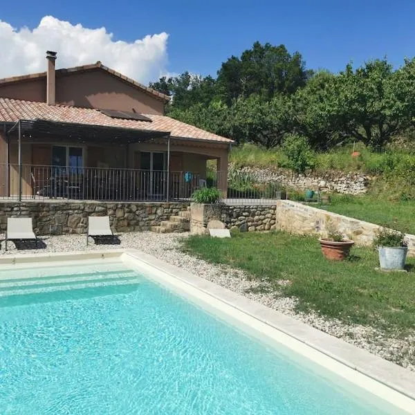 Piscine privative le champs des oiseaux，位于Vesseaux的酒店
