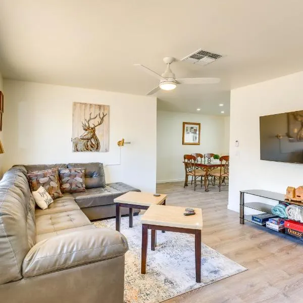 Kingman Vacation Rental with Yard and Fire Pit，位于金曼的酒店